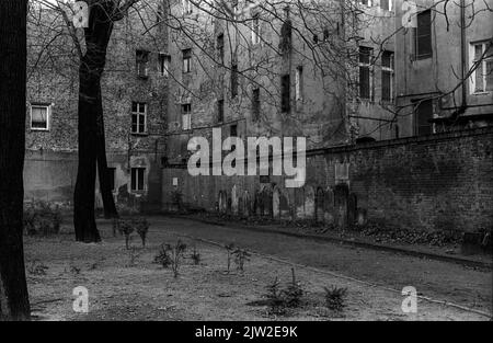 GDR, Berlin, 05. 03. 1988, old Jewish cemetery in the Grosse Hamburger Strasse, grave wall, back houses Stock Photo