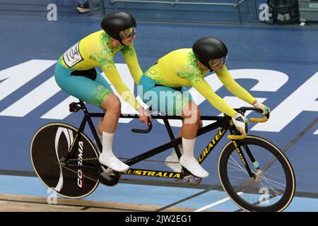 Jessica GALLAGHER of Australia along with her pilot Caitlin Ward winning gold in the women's Tandem B - Sprint cycling at the 2022 Commonwealth games in the Velodrome, Queen Elizabeth Olympic Park, London. Stock Photo