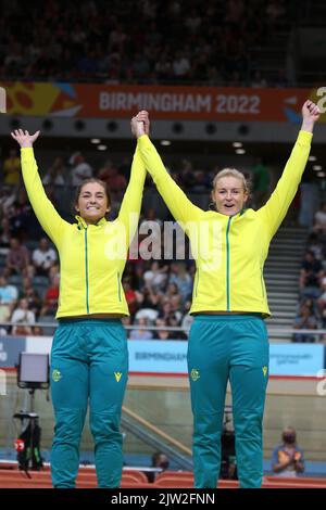 Jessica GALLAGHER of Australia along with her pilot Caitlin Ward winning gold in the women's Tandem B - Sprint cycling at the 2022 Commonwealth games in the Velodrome, Queen Elizabeth Olympic Park, London. Stock Photo