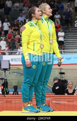 Jessica GALLAGHER of Australia along with her pilot Caitlin Ward winning gold in the women's Tandem B - Sprint cycling at the 2022 Commonwealth games in the Velodrome, Queen Elizabeth Olympic Park, London. Stock Photo