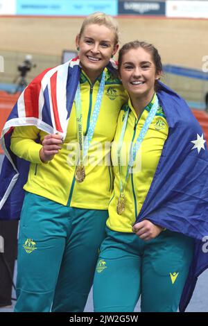 Jessica GALLAGHER of Australia along with her pilot Caitlin Ward winning gold in the women's Tandem B - Sprint cycling at the 2022 Commonwealth games in the Velodrome, Queen Elizabeth Olympic Park, London. Stock Photo