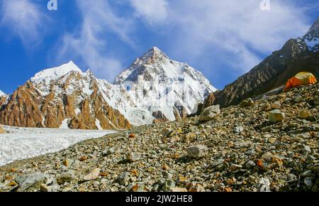 Camping on the way way to K2 and Marble peak in the Karakoram mountains range, Pakistan Stock Photo