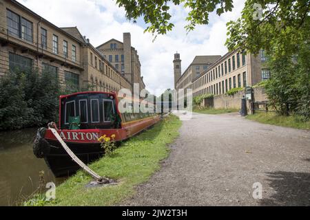 Canal boat on the Leeds & Liverpool Canal at Saltaire Stock Photo