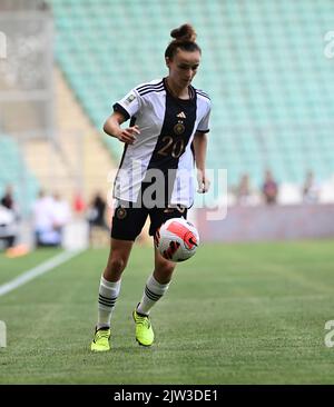 Bursa, Turkey. 03rd Sep, 2022. Soccer, women: World Cup qualifying Europe women, Turkey - Germany, group stage, group H, matchday 9 at Timsah Arena Stadyumu. Germany's Lina Magull on the ball. Credit: Seskim/dpa/Alamy Live News Stock Photo