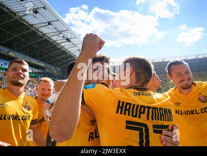 Dresden, Germany. 23rd July, 2022. Soccer: 3rd league, SG Dynamo Dresden - TSV  1860 Munich, Matchday 1, Rudolf Harbig Stadium. Dynamo's Kevin Ehlers  (l-r), Tim Knipping and Dennis Borkowski emotional. Credit: Robert