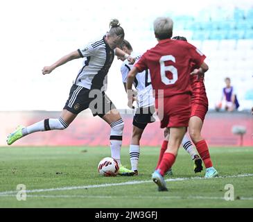 Bursa, Turkey. 03rd Sep, 2022. Soccer, women: World Cup qualifying Europe women, Turkey - Germany, group stage, group H, matchday 9 at Timsah Arena Stadyumu. Germany's Alexandra Popp (l) aims at the Turkish goal. Credit: Seskim/dpa/Alamy Live News Stock Photo