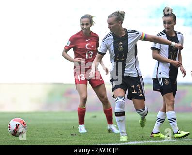 Bursa, Turkey. 03rd Sep, 2022. Soccer, women: World Cup qualifying Europe women, Turkey - Germany, group stage, group H, matchday 9 at Timsah Arena Stadyumu. Germany's Alexandra Popp (M) watches the ball. Credit: Seskim/dpa/Alamy Live News Stock Photo