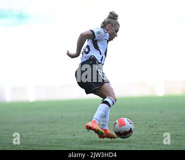 Bursa, Turkey. 03rd Sep, 2022. Soccer, women: World Cup qualifying Europe women, Turkey - Germany, group stage, group H, matchday 9 at Timsah Arena Stadyumu. Germany's Linda Dallmann plays the ball. Credit: Seskim/dpa/Alamy Live News Stock Photo