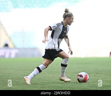 Bursa, Turkey. 03rd Sep, 2022. Soccer, women: World Cup qualifying Europe women, Turkey - Germany, group stage, group H, matchday 9 at Timsah Arena Stadyumu. Germany's Linda Dallmann plays the ball. Credit: Seskim/dpa/Alamy Live News Stock Photo