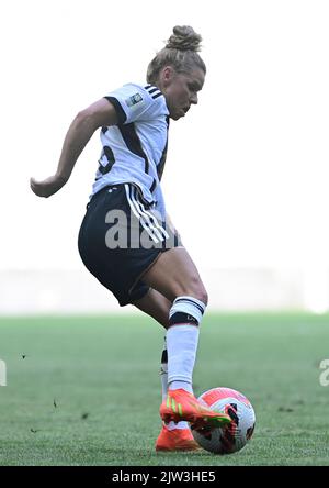 Bursa, Turkey. 03rd Sep, 2022. Soccer, women: World Cup qualifying Europe women, Turkey - Germany, group stage, group H, matchday 9 at Timsah Arena Stadyumu. Germany's Linda Dallmann plays the ball. Credit: Seskim/dpa/Alamy Live News Stock Photo