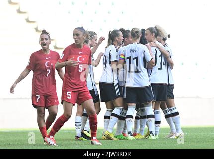 Bursa, Turkey. 03rd Sep, 2022. Soccer, women: World Cup qualifying Europe women, Turkey - Germany, group stage, group H, matchday 9 at Timsah Arena Stadyumu. Germany's players celebrate the 0:1. Credit: Seskim/dpa/Alamy Live News Stock Photo