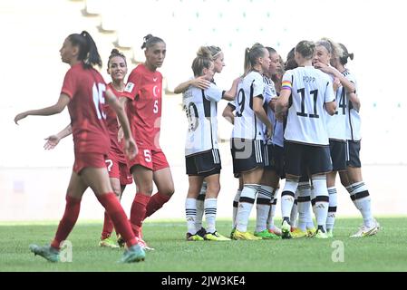 Bursa, Turkey. 03rd Sep, 2022. Soccer, women: World Cup qualifying Europe women, Turkey - Germany, group stage, group H, matchday 9 at Timsah Arena Stadyumu. Germany's players celebrate the 0:1. Credit: Seskim/dpa/Alamy Live News Stock Photo