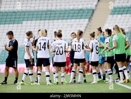 Bursa, Turkey. 03rd Sep, 2022. Soccer, women: World Cup qualifying Europe women, Turkey - Germany, group stage, group H, matchday 9 at Timsah Arena Stadyumu. The German team during a drink break. Credit: Seskim/dpa/Alamy Live News Stock Photo