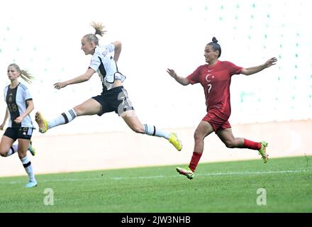 Bursa, Turkey. 03rd Sep, 2022. Soccer, women: World Cup qualifying Europe women, Turkey - Germany, group stage, group H, matchday 9 at Timsah Arena Stadyumu. Germany's Lea Schüller scores 0:3. Credit: Seskim/dpa/Alamy Live News Stock Photo