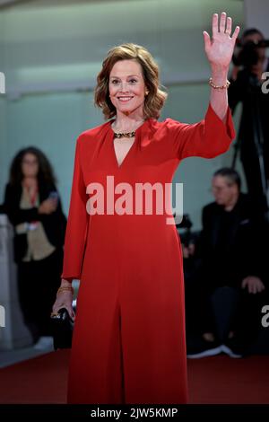 Venice, Italy. 03rd Sep, 2022. VENICE, ITALY - SEPTEMBER 03:Sigourney Weaverattends the 'Argentina, 1985' red carpet at the 79th Venice International Film Festival on September 03, 2022 in Venice, Italy. Credit: dpa/Alamy Live News Stock Photo