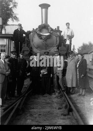 Image of the tramp staff and other interested parties at the steam locomotive decorated with wreaths no. 8130 (series 8100) of the N.S. At the Tram Station in Schoonhoven, at the start of the last ride to Gouda. Stock Photo