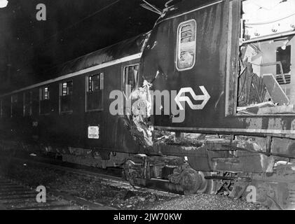 Image of the Electric train set no. 696 (Mat. 1946) of the N.S. After the Achtrerop collision the international train D 129 (Paris Amsterdam) at Dubbeldam (between Lage Zwaluwe and Dordrecht). Stock Photo