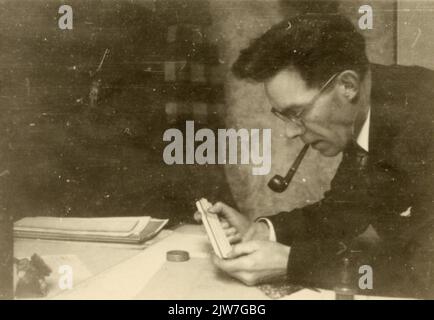 Portrait of G. Versteeg, draftsman at the Municipal Works Department, in a room in the office of the Gemeentwerken department (behind Clarenburg 12-14) in Utrecht.n.b.: The name Municipal Works was changed to public works on January 1, 1956. Stock Photo