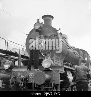 Image of work on the steam locomotive No. 3737 (series 3701-3815) of the N.S. During her last ride. Stock Photo