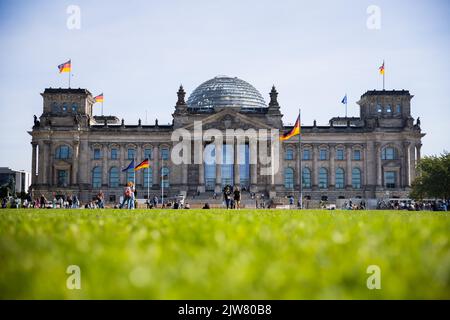 Berlin, Germany. 04th Sep, 2022. German flags are flying in front of and on top of the Reichstag building. There and in the other buildings of the German Bundestag, the 'Day of Insights and Outlooks' is taking place today in the German Bundestag. Credit: Christoph Soeder/dpa/Alamy Live News Stock Photo