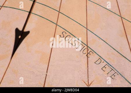 Solstice d'été. Cadran solaire rénové en 1991 par Annick Terra-Vecchia. Eglise de Saint-Gervais et Protais. Saint-Gervais-les-Bains. Haute-Savoie. Auv Stock Photo