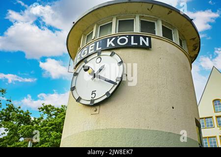 Close up of tower with indicator showing low water level of rhine river (German text means: Level Cologne) -  Cologne, Germany Stock Photo