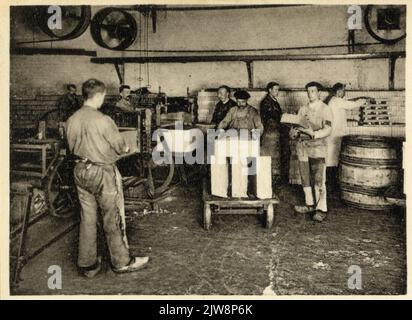 Interior of the Royal soap factory De Duif van Chr. Pleines on the Dolderseweg in Den Dolder: Piece soap department, while cutting the soap. Stock Photo