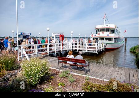 Bad Zwischenahn, Germany. 04th Sep, 2022. Passengers wait in sunny weather on a jetty in front of the excursion boat 'Bad Zwischenahn' for the start of a round trip on the Zwischenahner Meer. Credit: Hauke-Christian Dittrich/dpa/Alamy Live News Stock Photo