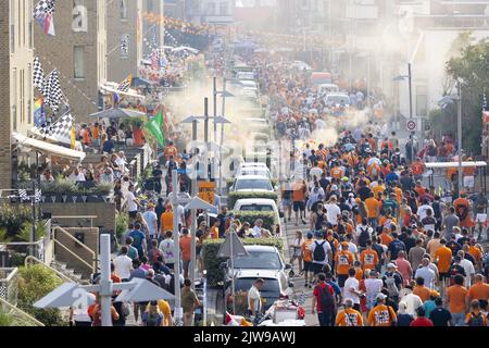 ZANDVOORT - Race fans on their way home from the Zandvoort circuit where the F1 Grand Prix of the Netherlands was held. ANP RAMON VAN FLYMEN Stock Photo