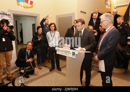 Emmanuel Macron et Jean Marc Peillex, maire de Saint-Gervais les Bains. Réglementation de l'accès au Mont-Blanc. Saint-Gervais-les-Bains. Haute-Savoie. Stock Photo