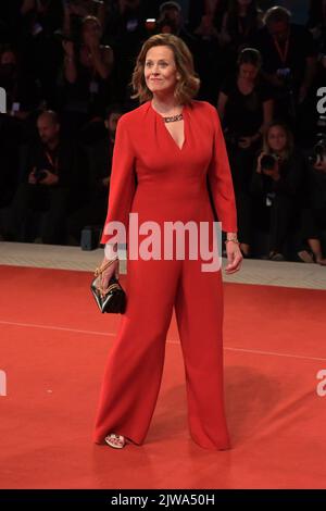 Venice, Italy. 03rd Sep, 2022. Sigourney Weaver attends the 'Master Gardner' red carpet at the 79th Venice International Film Festival. Credit: Stefanie Rex/dpa/Alamy Live News Stock Photo