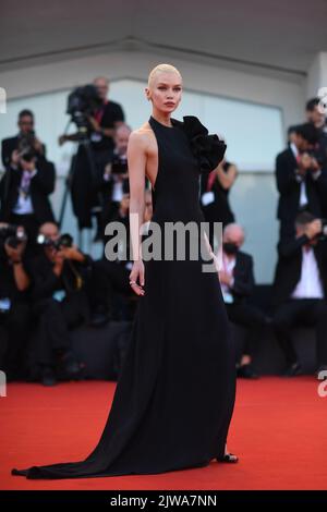 Venice, Italy. 04th Sep, 2022. Stella Maxwell attends the 'L'Immensità' red carpet at the 79th Venice International Film Festival on September 04, 2022 in Venice, Italy. Credit: Sipa USA/Alamy Live News Stock Photo