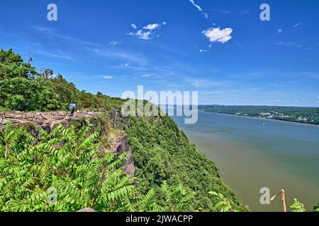 New Jersey,New York state line lookout over the Palisade cliffs and the Hudson river in the summer. With a viewfinder telescope to see New York. Stock Photo