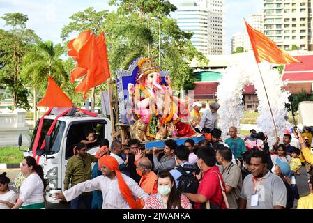 Bangkok, Thailand. 4th Sep, 2022. Devotees immerse floating Ganesha into the Chao Phraya River, at Bhumibol Bridge. The Ganesha festival celebrates Lord Ganesh as the God of New Beginnings and the remover of obstacles as well as the god of wisdom and intelligence. (Credit Image: © Teera Noisakran/Pacific Press via ZUMA Press Wire) Credit: ZUMA Press, Inc./Alamy Live News Stock Photo