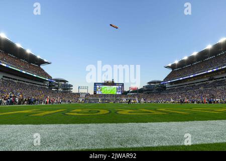 Pittsburgh, Pennsylvania, USA. 1st Sep, 2022. September 1st, 2022 Pittsburgh Panthers vs West Virginia Mountaineers in Pittsburgh, PA at Acrisure Stadium. Jake Mysliwczyk/BMR (Credit Image: © Jake Mysliwczyk/BMR via ZUMA Press Wire) Stock Photo