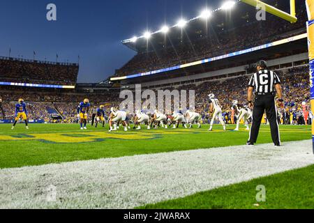 Pittsburgh, Pennsylvania, USA. 1st Sep, 2022. September 1st, 2022 Pittsburgh Panthers vs West Virginia Mountaineers in Pittsburgh, PA at Acrisure Stadium. Jake Mysliwczyk/BMR (Credit Image: © Jake Mysliwczyk/BMR via ZUMA Press Wire) Stock Photo