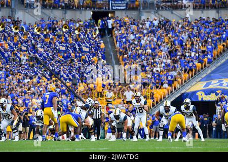 Pittsburgh, Pennsylvania, USA. 1st Sep, 2022. September 1st, 2022 Pittsburgh Panthers vs West Virginia Mountaineers in Pittsburgh, PA at Acrisure Stadium. Jake Mysliwczyk/BMR (Credit Image: © Jake Mysliwczyk/BMR via ZUMA Press Wire) Stock Photo