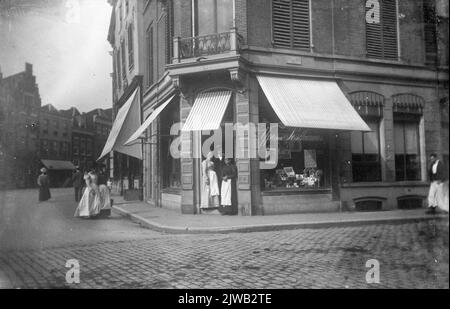 View of the front of the cigar trade of the company Ypes and Posthumus (Voorstraat 1, Hoek Lange Jansstraat) in Utrecht. Stock Photo