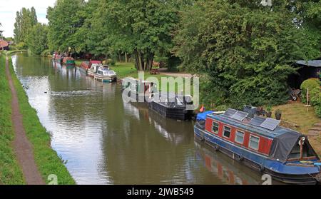 Bridgewater Canal barges at Moore, Halton, Cheshire, England, UK, WA4 6UD Stock Photo