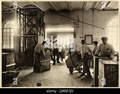 Interior of the Royal soap factory De Duif van Chr. Pleines on the Dolderseweg in Den Dolder: Expedition department, with the lift on the left. Stock Photo