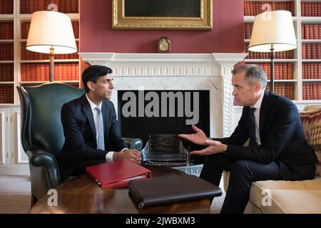 Prime Minister Mark Carney, left, and President of France Emmanuel ...