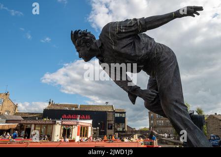 Statue of Frederick 'Freddie' Sewards Trueman OBE, cricketer, Skipton, North Yorkshire, UK Stock Photo