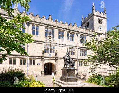 Statue of Charles Darwin Statue outside Shrewsbury Library Shrewsbury Shropshire England UK GB Europe Stock Photo