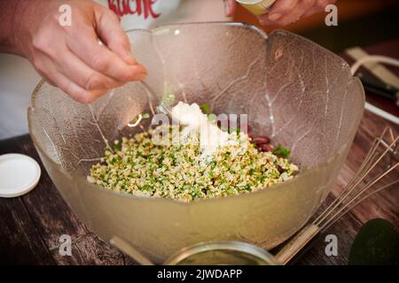 Herstellen einer Masse fuer vegetarische Bratlinge aus Kidneybohnen, Johannisbrotkernmehl, Wallnuessen, Haferflocken und Kraeutern. Stock Photo