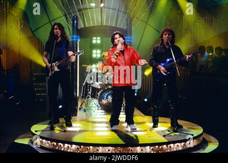 Hoi, österreichische Pop Band, mit Sänger Freddy Pfister, Auftritt in der ZDF Hitparade, Deutschland, Jahr 2000. Hoi, Austrian Pop Band, with singer Freddy Pfister, ZDF Hitparade performance, Germany, year 2000. Stock Photo