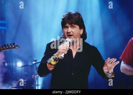 Hoi, österreichische Pop Band mit Sänger Freddy Pfister, Auftritt in der ZDF Hitparade, Deutschland, Jahr 2000. Hoi, Austrian Pop Band with singer Freddy Pfister, ZDF Hitparade performance, Germany, year 2000. Stock Photo