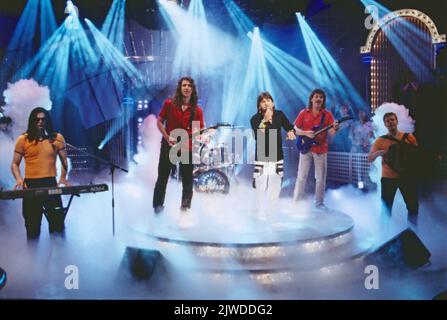 Hoi, österreichische Pop Band mit Sänger Freddy Pfister, Auftritt in der ZDF Hitparade, Deutschland, Jahr 2000. Hoi, Austrian Pop Band with singer Freddy Pfister, ZDF Hitparade performance, Germany, year 2000. Stock Photo