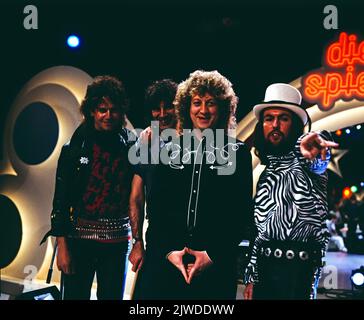 Die Spiebude, ARD Spielshow, Deutschland, 1985, mit Slade, englische Glam Rock und Hard Rock Band. Spielbude, TV music show, Germany, 1985, with Slade, English Glam Rock and Hard Rock band. Stock Photo