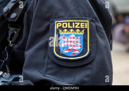 Wappen der Polizei Hessen auf dem Einsatzanzug eines Polizisten Stock Photo