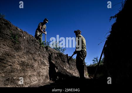 ZAPORIZHZHIA REGION, UKRAINE - SEPTEMBER 02, 2022 - Soldiers are seen at one of the positions of the Ukrainian Armed Forces where they improve defensive facilities by installing metal bunkers, Zaporizhzhia, south-eastern Ukraine. Stock Photo